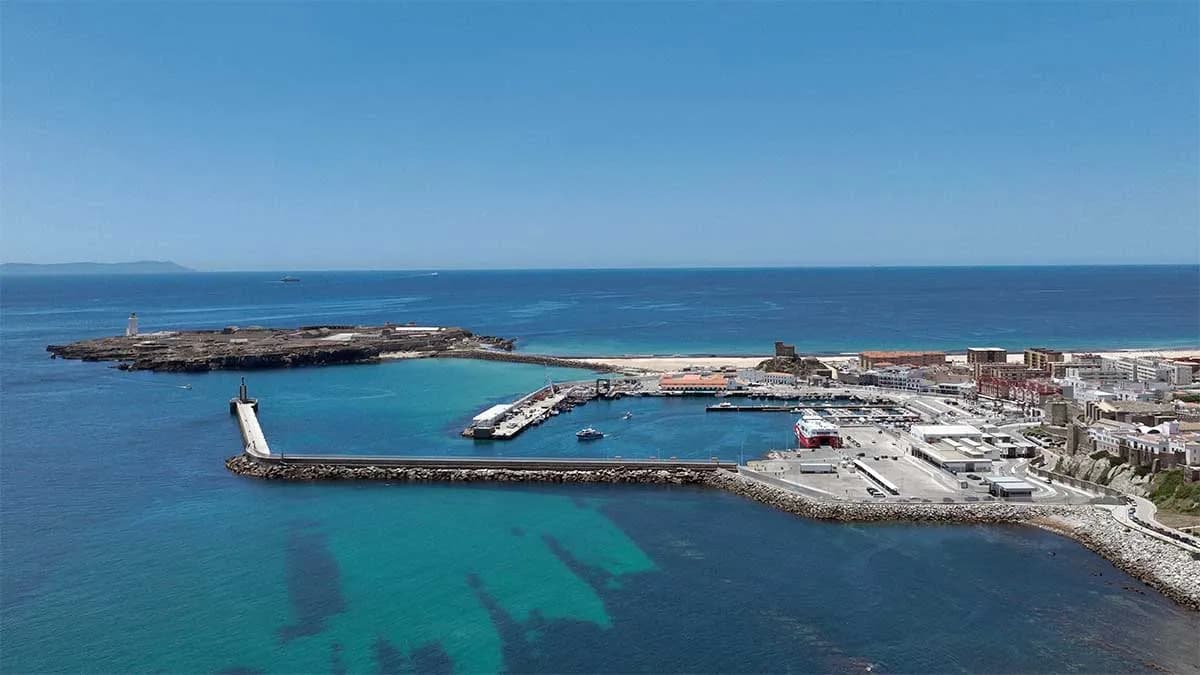 El alcalde de Tarifa reclama un acceso directo al puerto y el desdoble de la N-340 ante los colapsos de la OPE