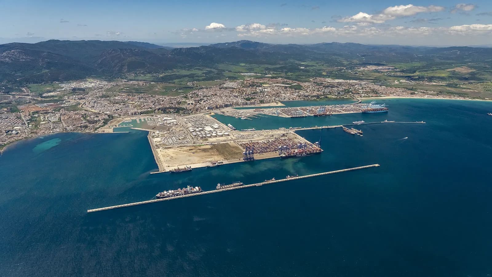 La APBA licita los proyectos para aumentar el calado de los muelles Juan Carlos I Norte y Este