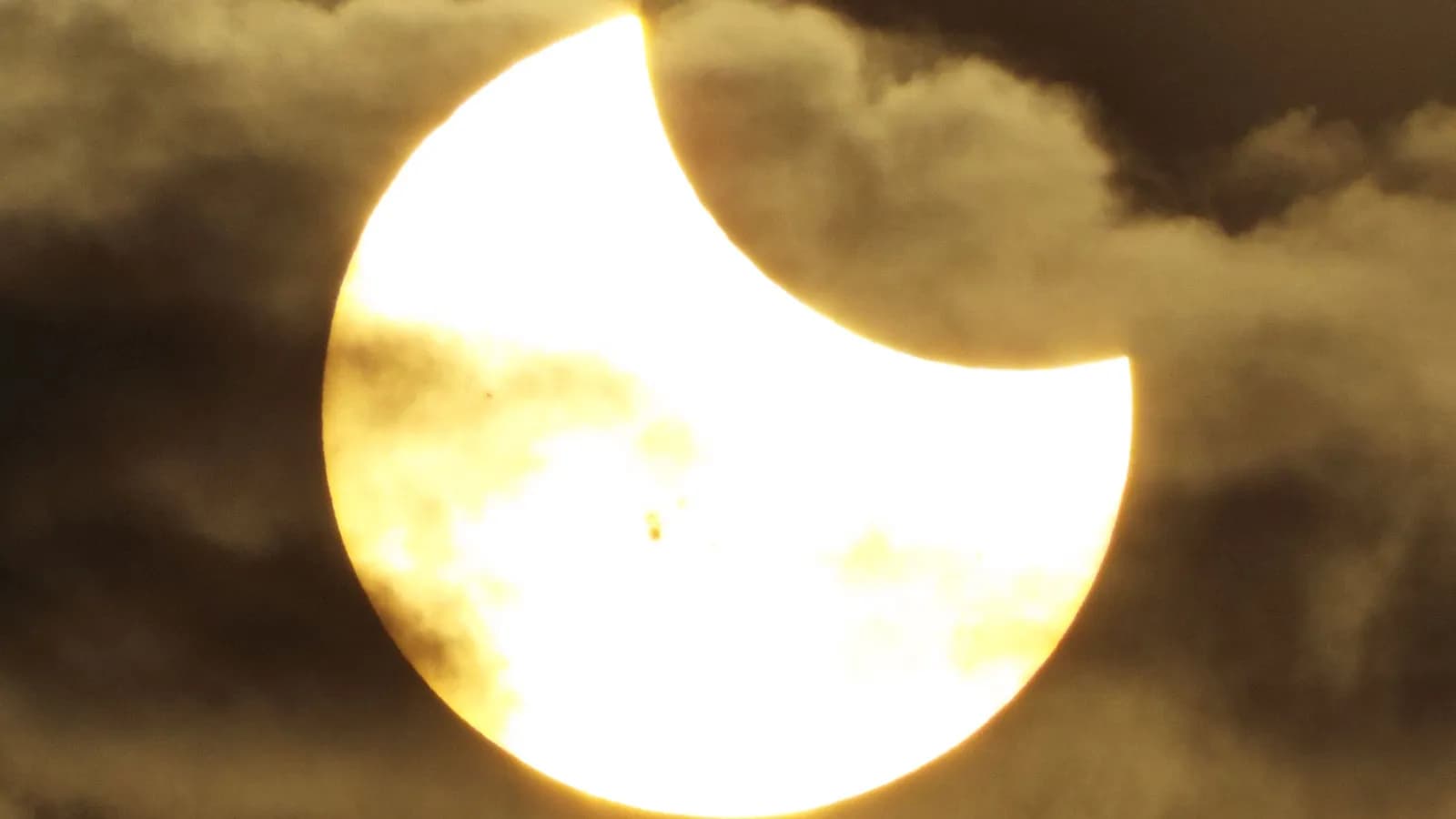 El eclipse solar total alcanza este miércoles varios de los principales puertos españoles