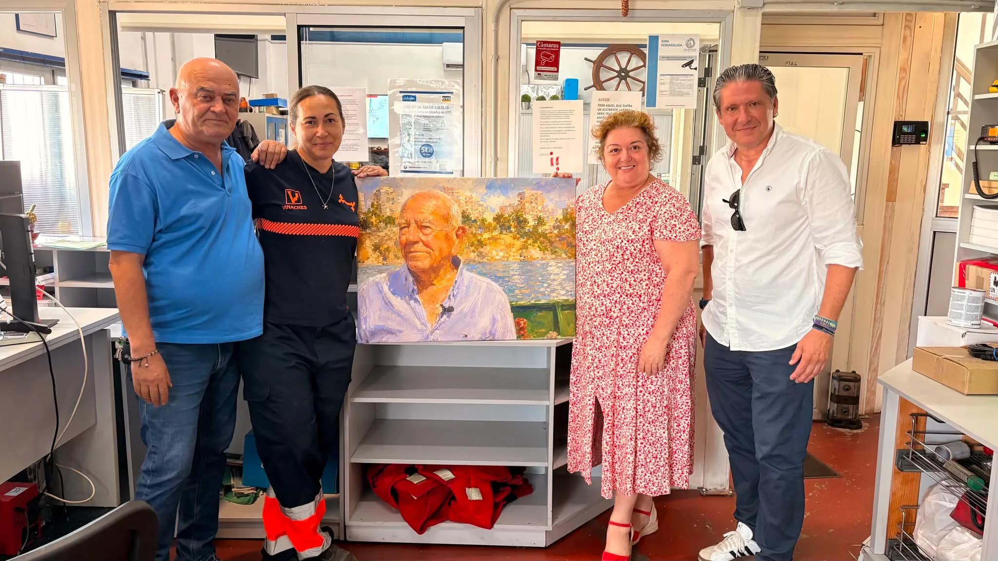 El Estrecho Digital entrega a Gabarras y Servicios un retrato de Vicente Marcet en recuerdo de su trayectoria