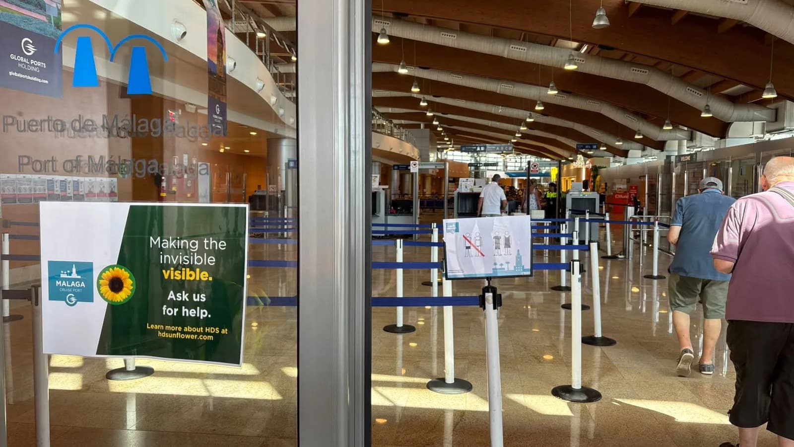 Las terminales de cruceros del Puerto de Málaga incorporan un programa para atender discapacidades no visibles