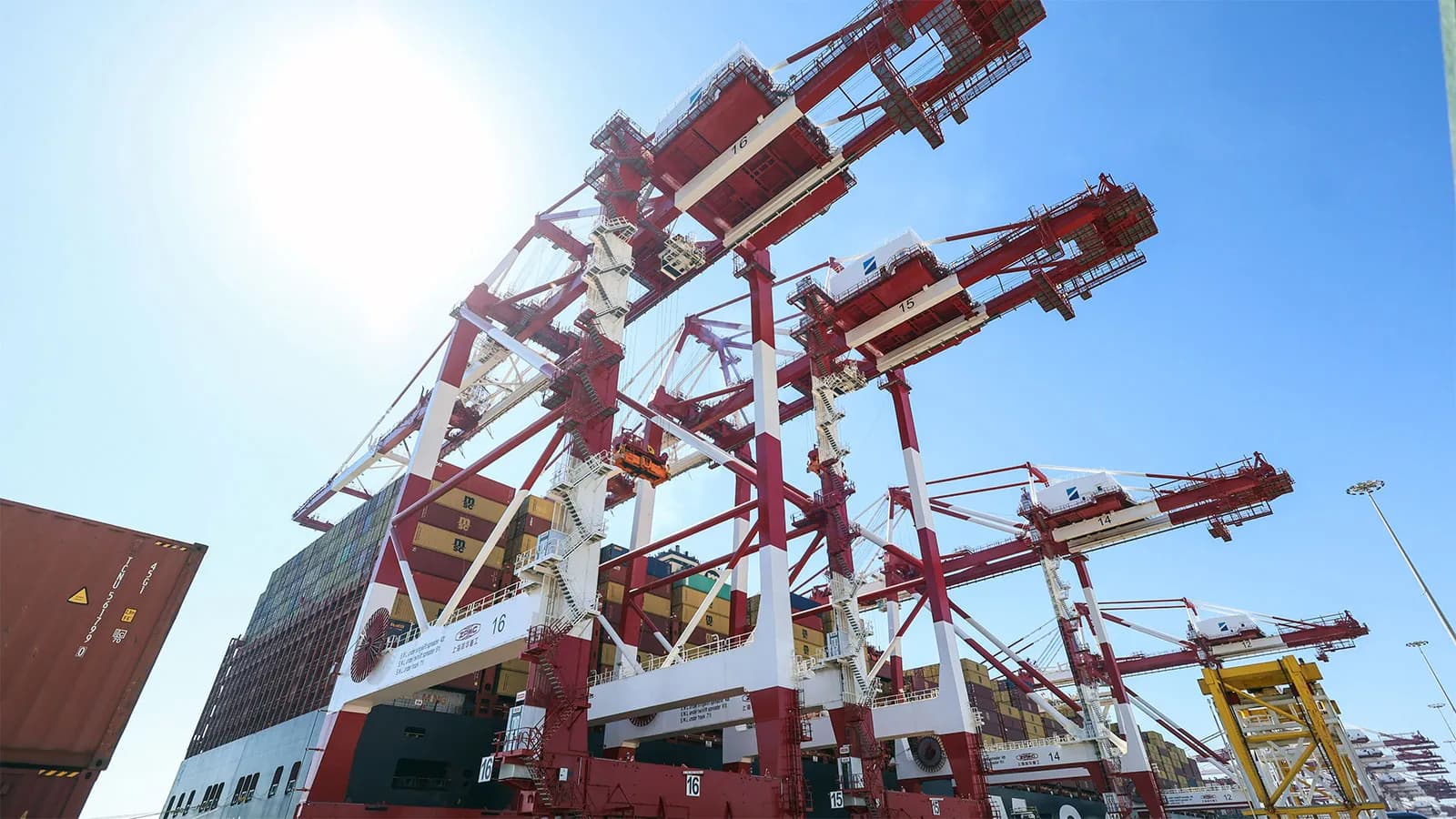 La terminal BEST de Barcelona incorpora dos nuevas grúas STS y prepara otras tres hasta 2028